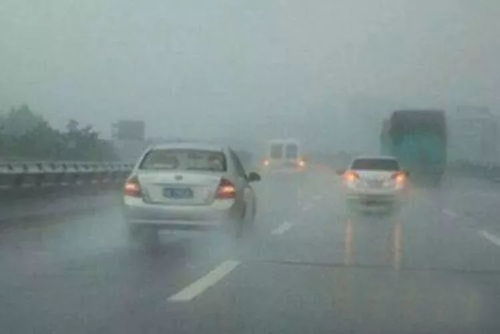 雨中开车注意事项有哪些,雨天开车注意事项,雨中行车注意事项