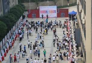激发科研人员创新创业积极性的前提,激发学生创新创业活力,激发学生的积极性