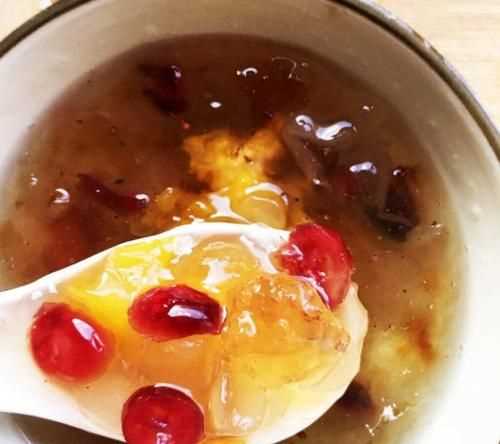 煮银耳莲子汤时没有冰糖可以用白糖代替吗
