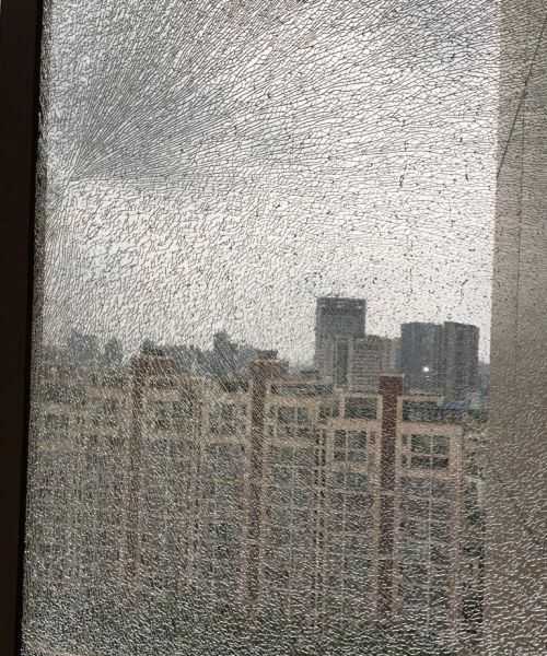 冬天阳台玻璃突然裂缝是怎么回事啊