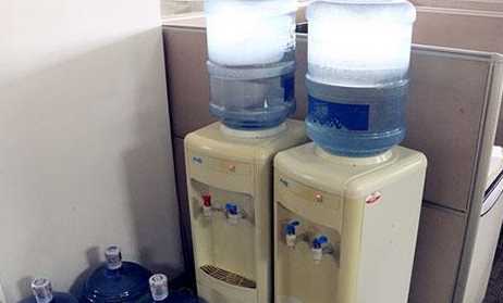 饮水机的水能放多久,饮水机的桶装水放多久就不能喝了图1