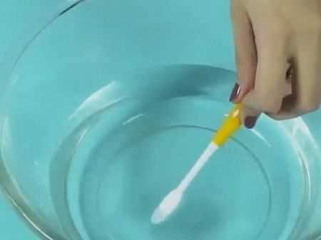 白鞋子有黄斑怎么去除,白色运动鞋上的黄色污点怎么去掉啊图10