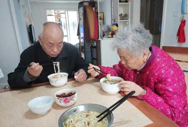 胡萝卜能不能生着吃，生吃山芋，生吃胡萝卜，还有哪些蔬菜可以生吃呢？图3