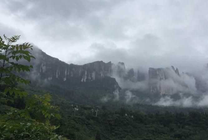 晚霞行千里和有雨山戴帽，无雨半山腰的字面意思是什么