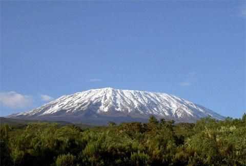 位于赤道附近的“雪山”是　　 A．珠穆朗玛峰 B．阿尔卑斯山 C．乞力马扎罗山 D．富士山