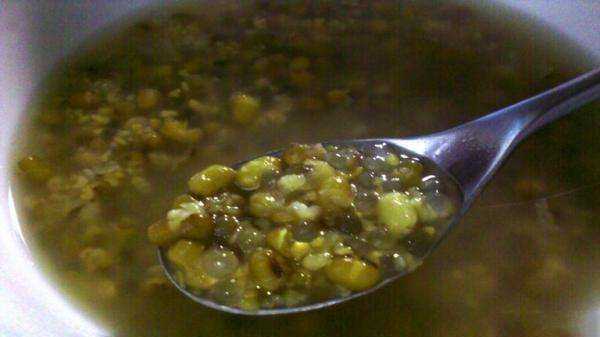 绿豆汤隔夜放在冰箱里还能喝,隔夜的绿豆汤能不能喝图2