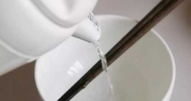 餐厅就餐前用热水烫一下碗筷可以吗