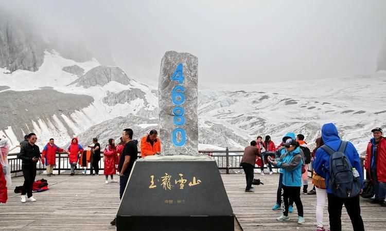 玉龙雪山在九寨沟的哪里