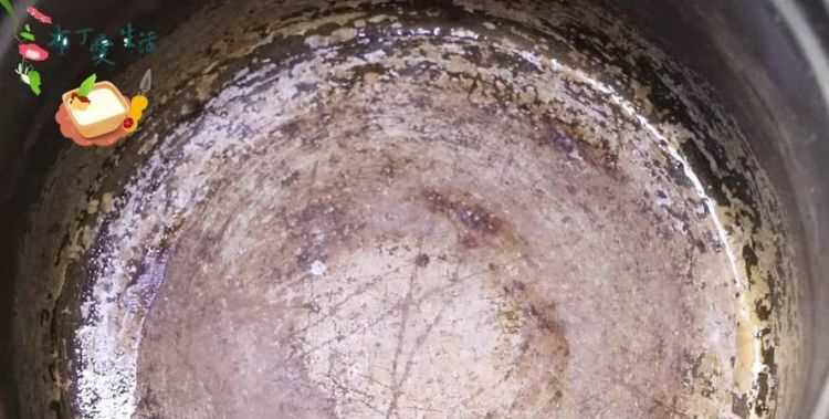 电饭锅内锅底部被刮花了缝隙里的脏东西该如何清洗干净