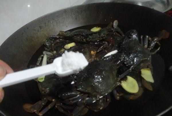 螃蟹开水煮多久可以吃,大闸蟹水煮多久可以吃图7