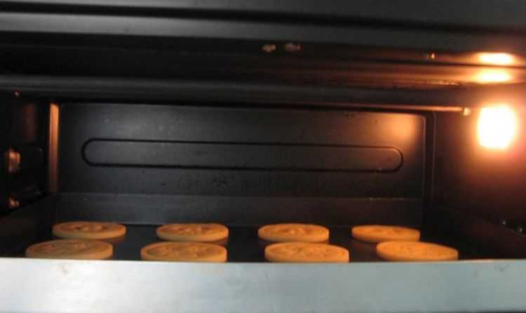 烤箱预热需要把烤盘放进去一起预热吗