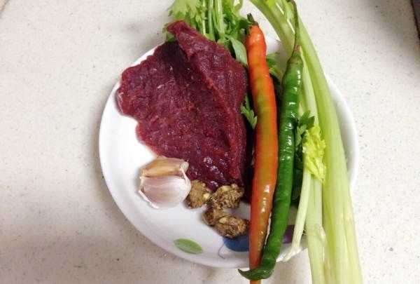 芹菜炒牛肉怎么炒,洋葱芹菜炒牛肉的家常的做法图3