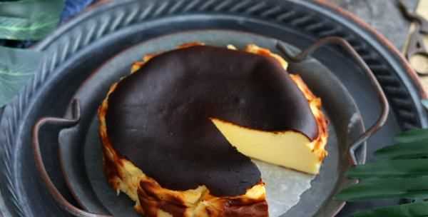 巴斯克芝士蛋糕外皮为何焦黑,巴斯克蛋糕表面开裂是为什么图1