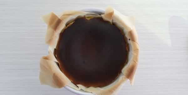 巴斯克芝士蛋糕外皮为何焦黑,巴斯克蛋糕表面开裂是为什么图9