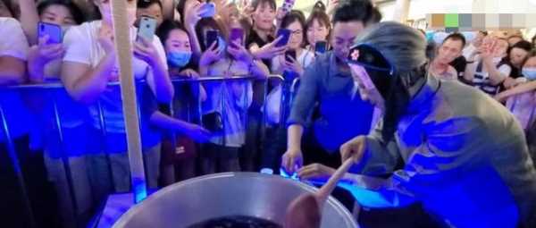孟婆汤为什么这么火,郑州女子扮孟婆熬制孟婆汤图2