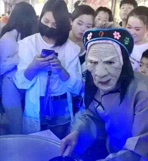孟婆汤为什么这么火,郑州女子扮孟婆熬制孟婆汤图5