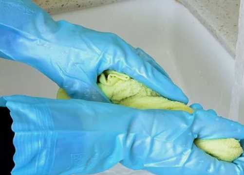 pvc手套洗碗有毒,带着塑胶手套做饭有毒吗图1