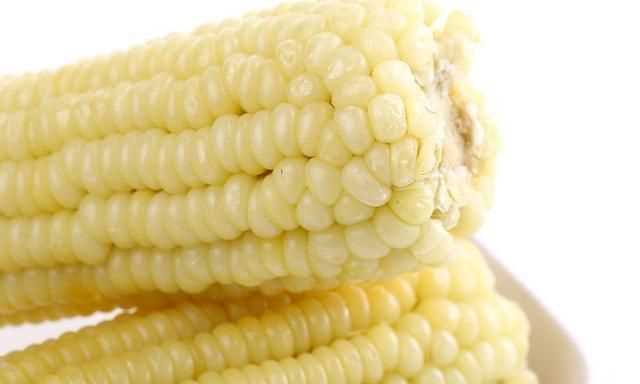 为什么白玉米煮熟后会变黄