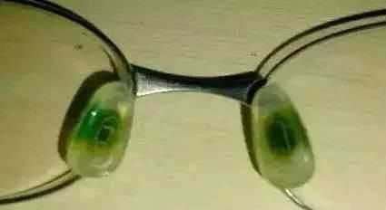 眼镜发绿怎么洗去,眼镜鼻托有绿色的东西怎么洗掉图1