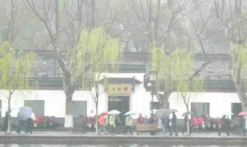 天对地,山对水,春风对夏雨,绿草对