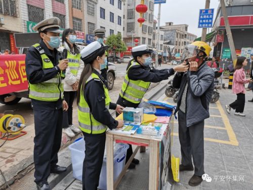 交警到我校做交通安全知识宣传