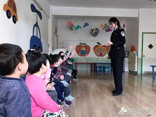 警察给幼儿园小朋友讲安全知识