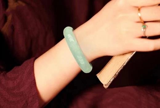 三种女人不适合戴翡翠