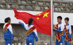 校园一角升旗台作文