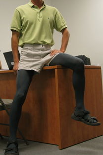 校园男生穿白色连裤袜的作文