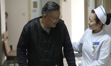 轮椅运送病人注意事项