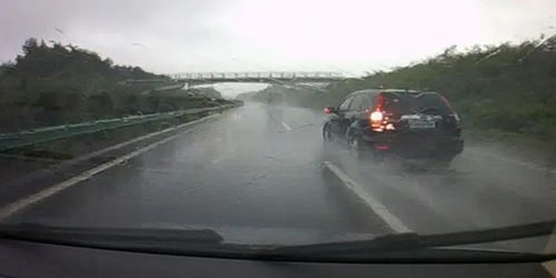 雨天高速路行车注意事项