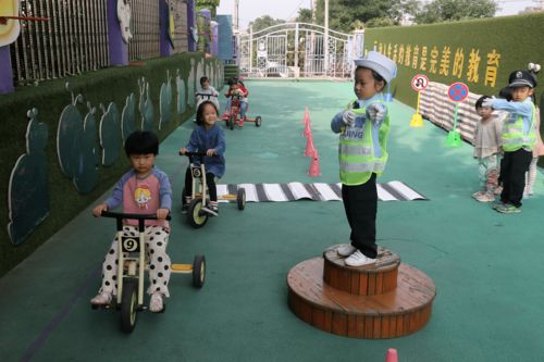 幼儿园户外游戏荡秋千注意事项