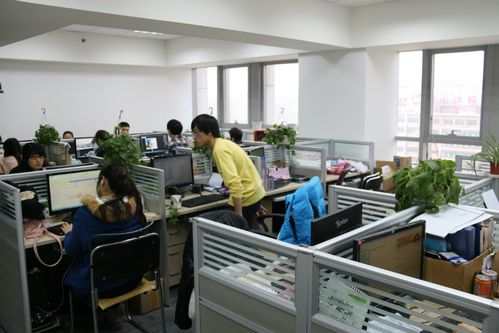 在一家电商公司做设计师，待遇不错，但觉得该公司的企业文化不适合自己，比如要喊口号，时不时要团队PK