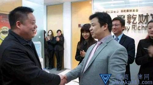 刘丹照片，灰色西装者为刘丹